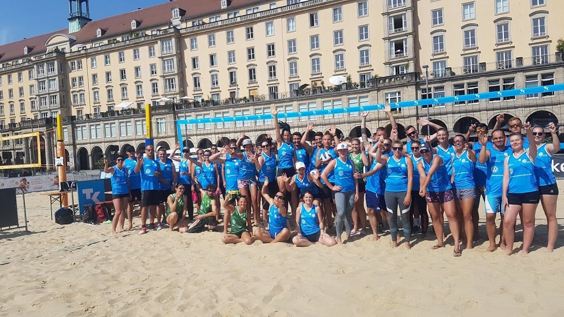 Gruppenfot auf dem Markt in Dresden bei einem Turnier von Beach and Soul